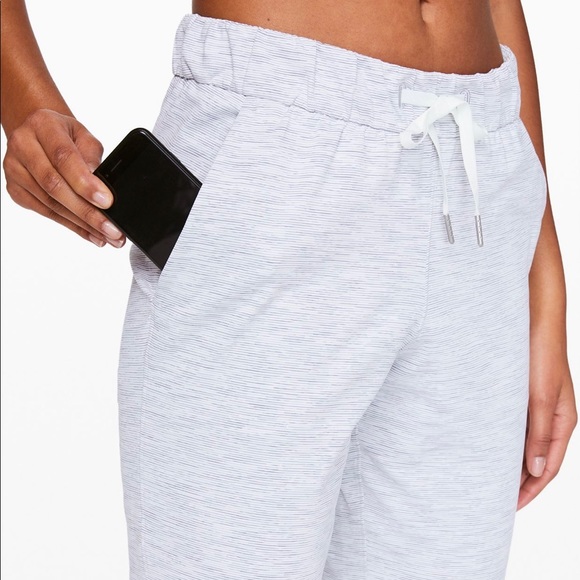 Lululemon ‘On The Fly’ Crop - Picture 2 of 7